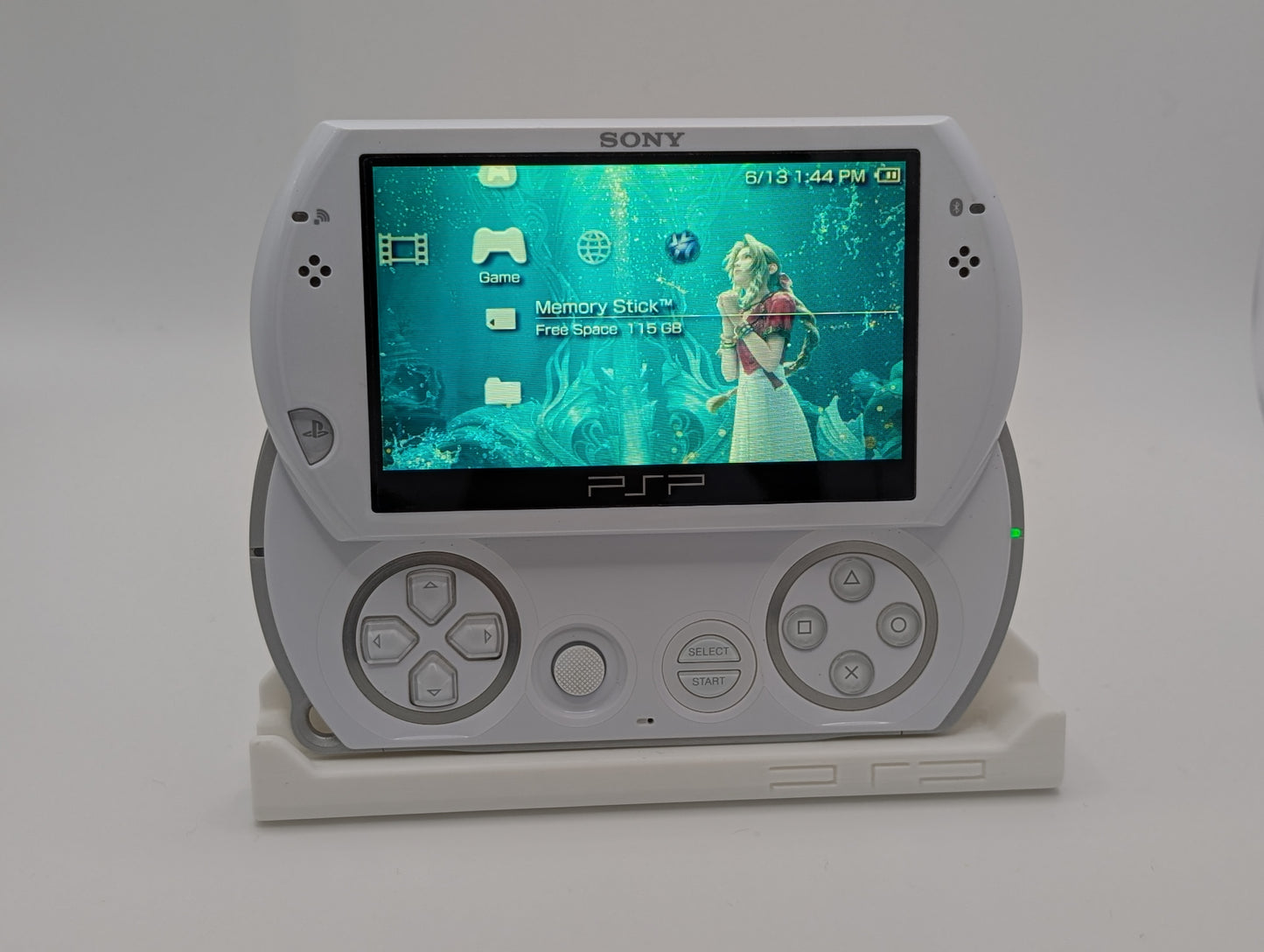 White PSP Go