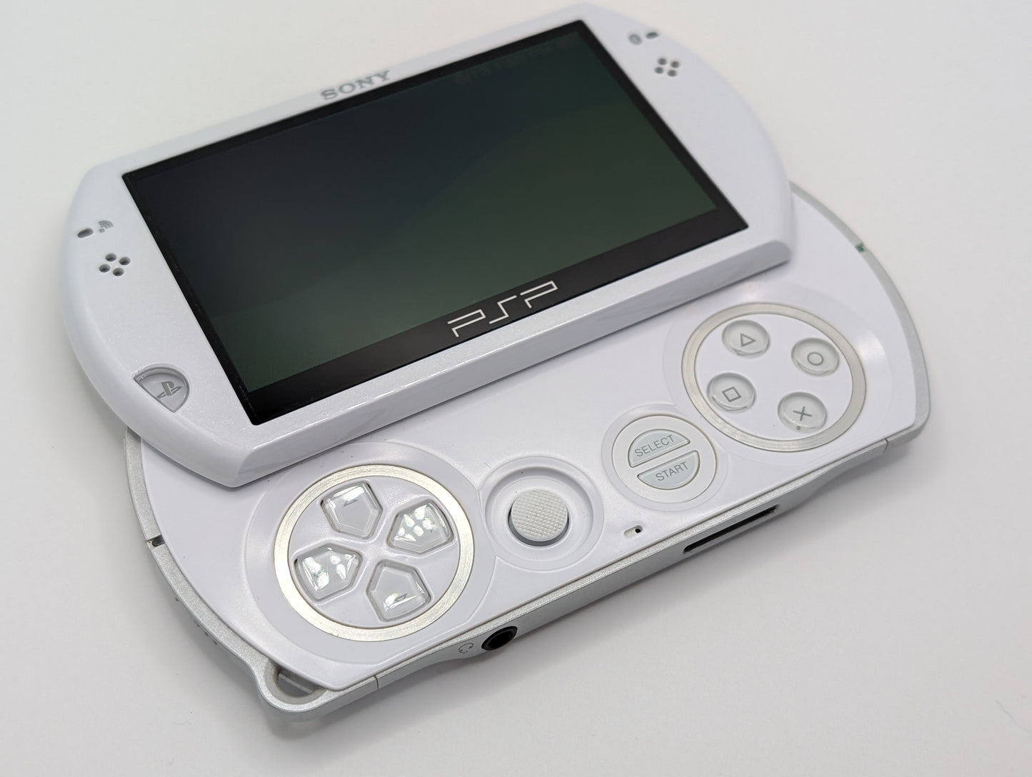 White PSP Go